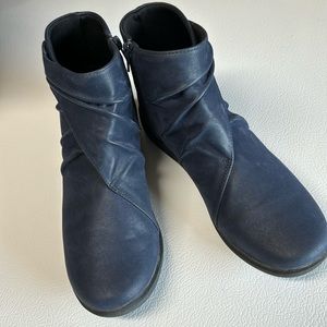 Clarks womens boots- Navy Cloudsteppers size 10